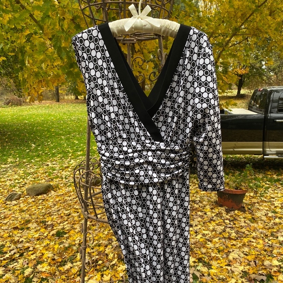 BLACK AND WHITE DRESS - Picture 2 of 4